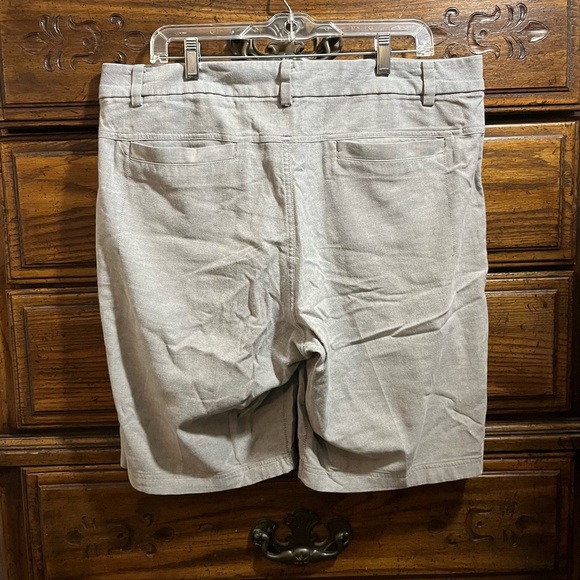 Lululemon Athletica Men's Grey Flat Front Shorts - Picture 4 of 8